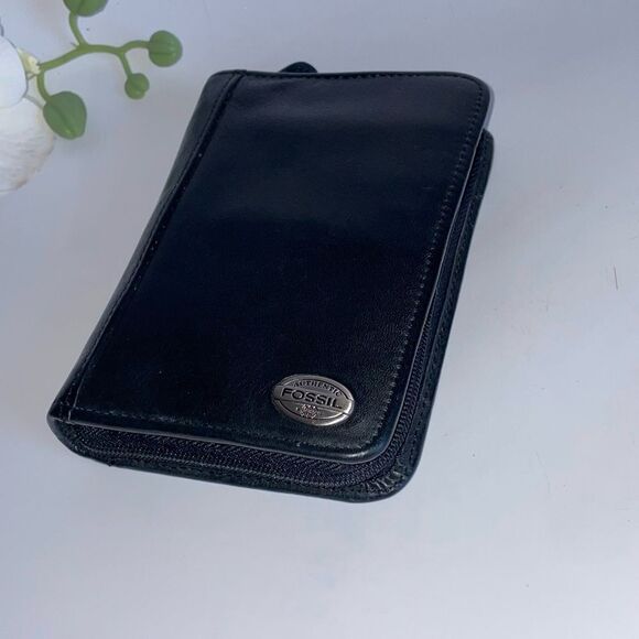 Fossil Black Leather Phone Wallet - Picture 2 of 6